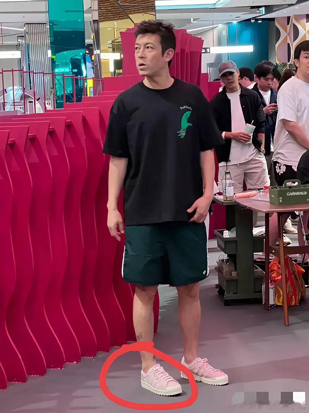 满脸沧桑的陈冠希竟然穿了一双淡粉色的女式鞋子，感觉有些不伦不类呀，你觉得呢？ ​
