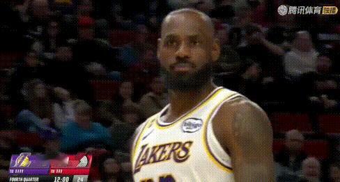 看镜头眨眼笑+倒地不起——詹姆斯：镜头对准我好喜欢。
3节末他又长时间倒地不起了