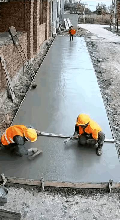 完了，白干了，本来是一排小脚印，这回可好，又增加了两排大脚印，重整吧。
两个工人