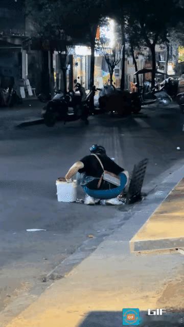 太震惊了，下班路上撞见的一幕，现在想起来浑身不舒服，晚上街上店铺都亮着灯，行人寥