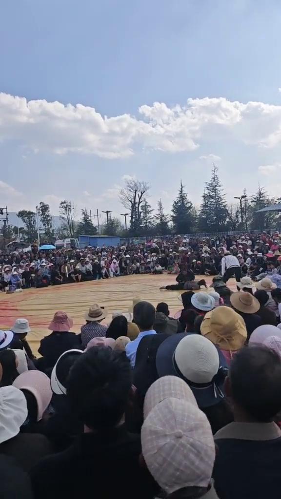 加油，踢一下，别踢太多，冲，来了，看这边，加油，一比一。