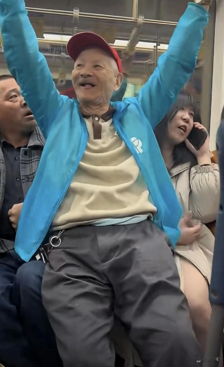 上海，地铁9号线一老人没有座位，有乘客主动给他让出了爱心座，但他不坐，双手紧抓车