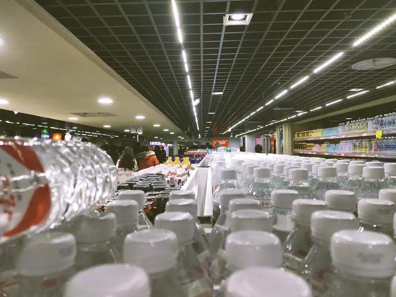 领导安排我明天去市场采购
晚上10点左右，领导安排我明天早上去市场采购一些商品。