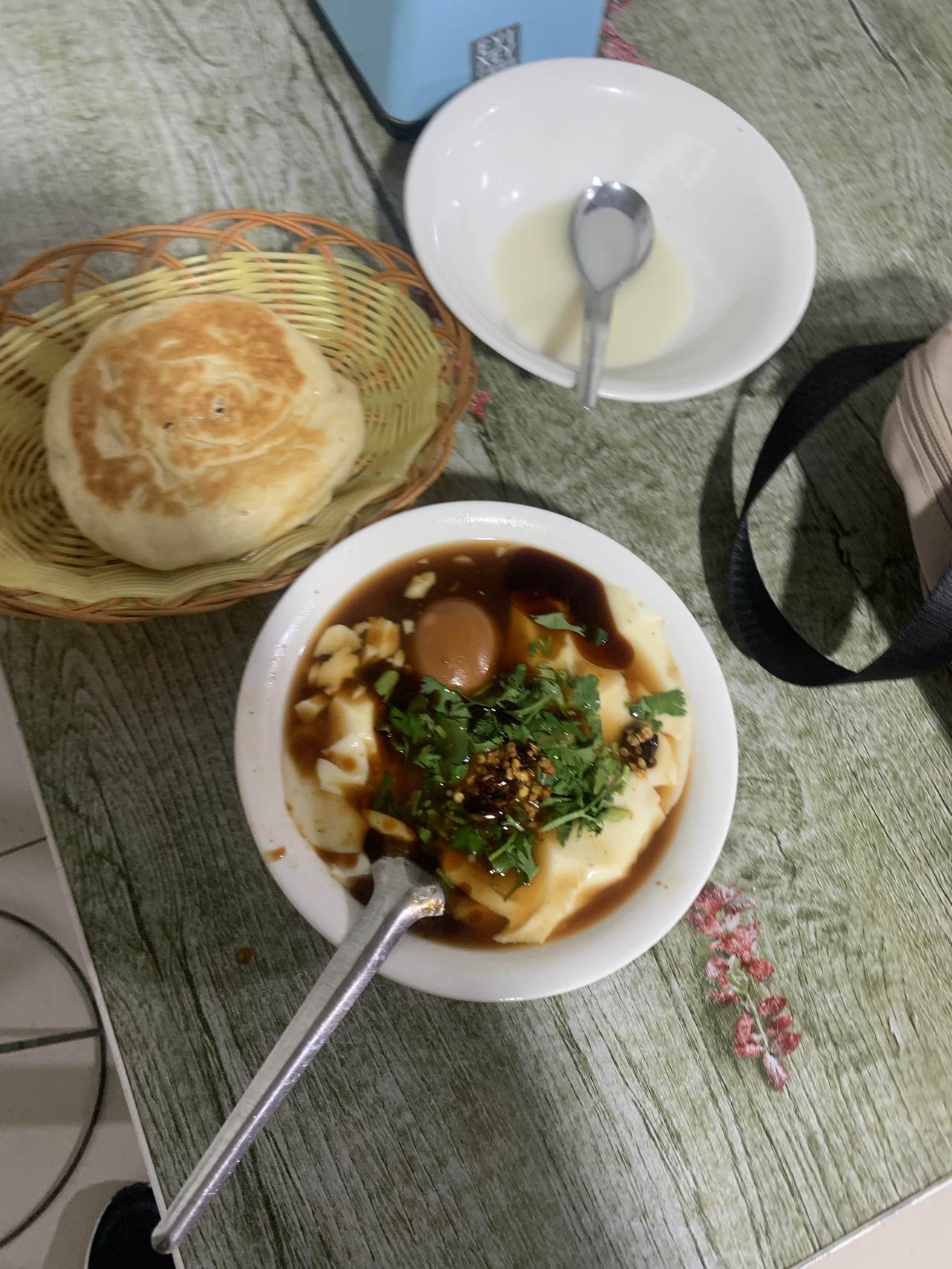 又吃到正宗家乡老豆腐，棉油老豆腐，鲁西南独有。
非遗老豆腐 浇汁老豆腐 特味高唐