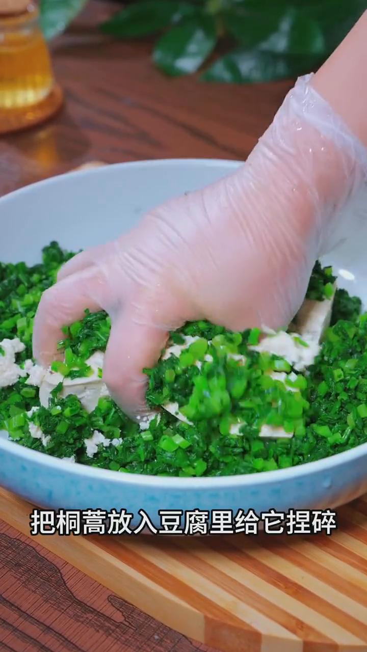 茼蒿拌豆腐。
我是万万没想到，把茼蒿放入豆腐里捏碎，出锅就是过年必吃的一道美食。