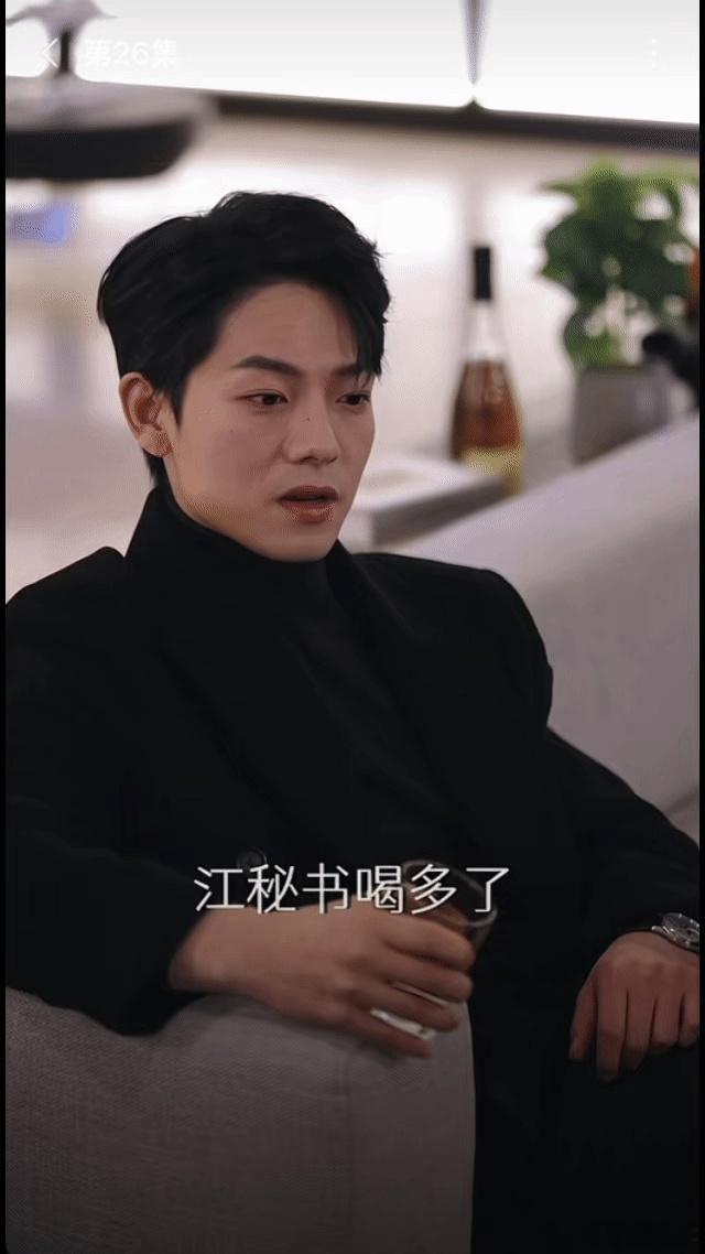曾辉一开口又到A市了 曾辉一开口就是老霸总了。昨天连麦粉丝，尽管互动没成，但手机
