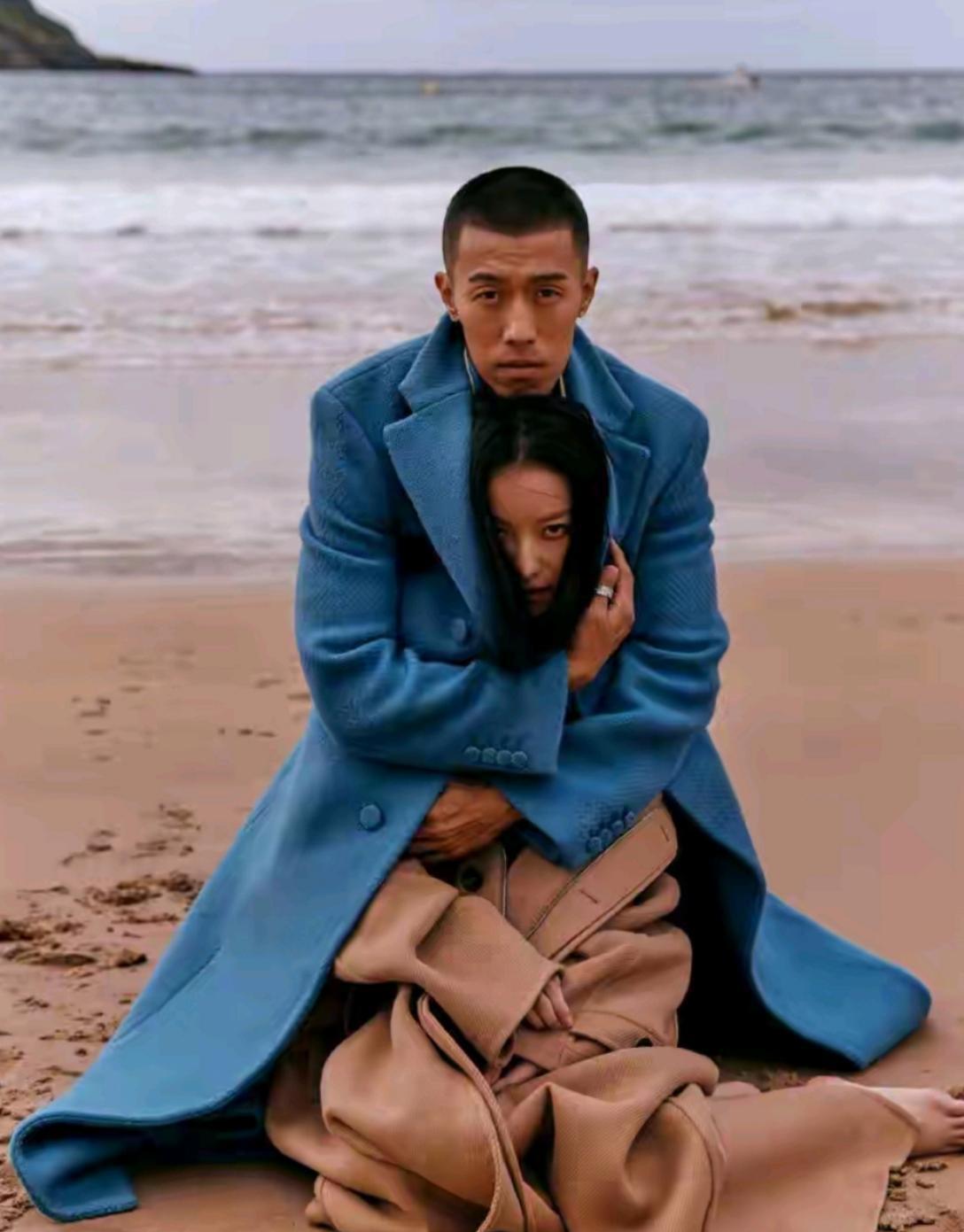 镜头中的倪妮乌发半遮面庞，眉毛疏朗上扬，琼鼻宛若秀峰，目光犀利灼然，玉足玲珑合度