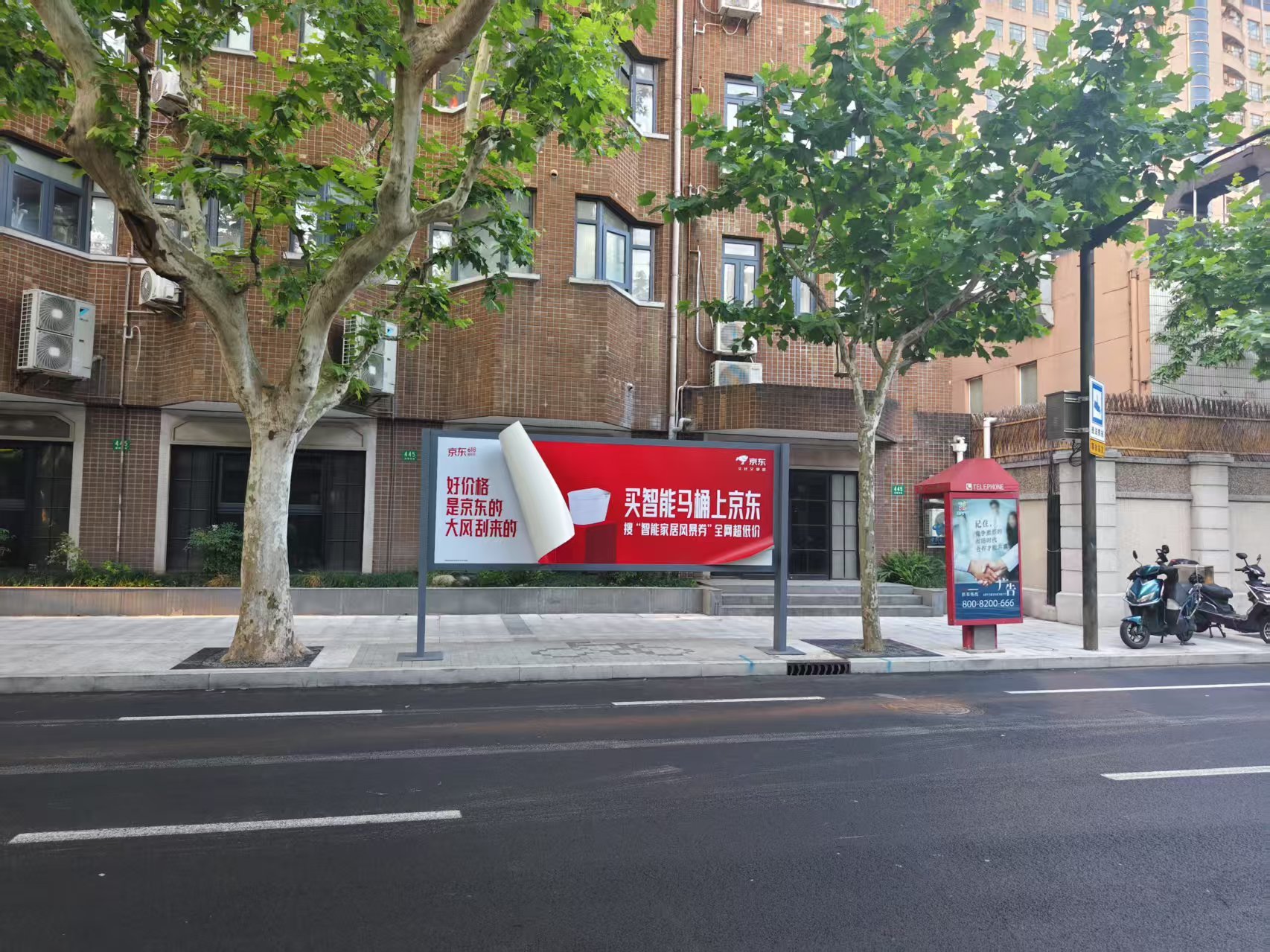 报！全国多处广告牌被大风吹卷各位上班族看到没有？京东这个风的设计真的好有意思，好