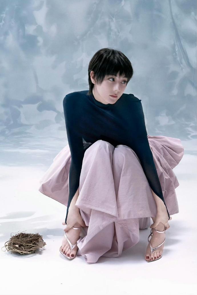 迪丽热巴在《ELLE》2026年3月开季刊中，以少年感超短发造型亮相，打破了以往