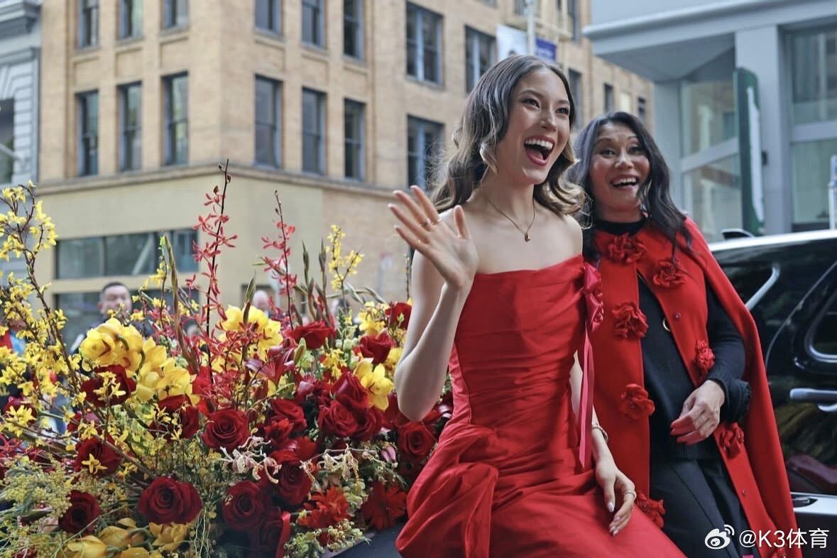 谷爱凌妇女节晒和妈妈合影谷爱凌与妈妈谷燕携手亮相旧金山春节游行，母女同框的画面温