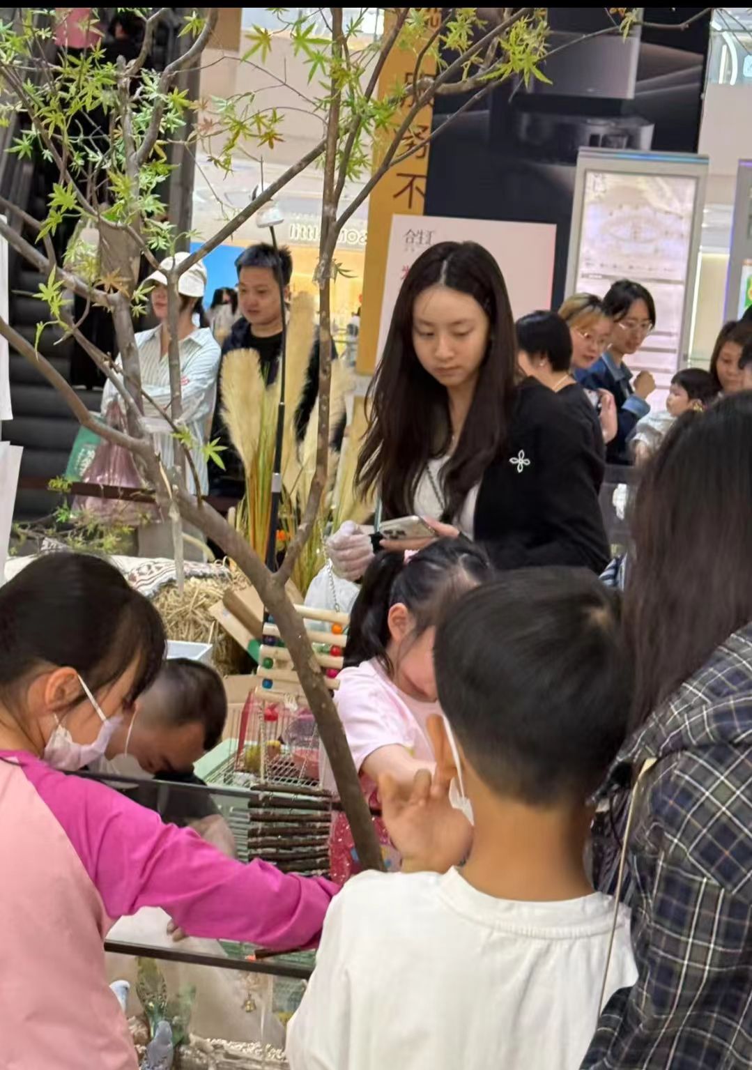 北京偶遇森碟偶遇叶一茜田亮女儿北京逛商场 5月8日，有网友在北京偶遇叶一茜田亮女