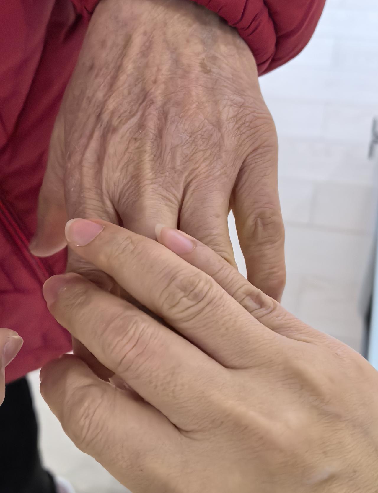 在狂欢跨年和陪老人之间我选择了后者
      今天是2025年的最后一天，我们