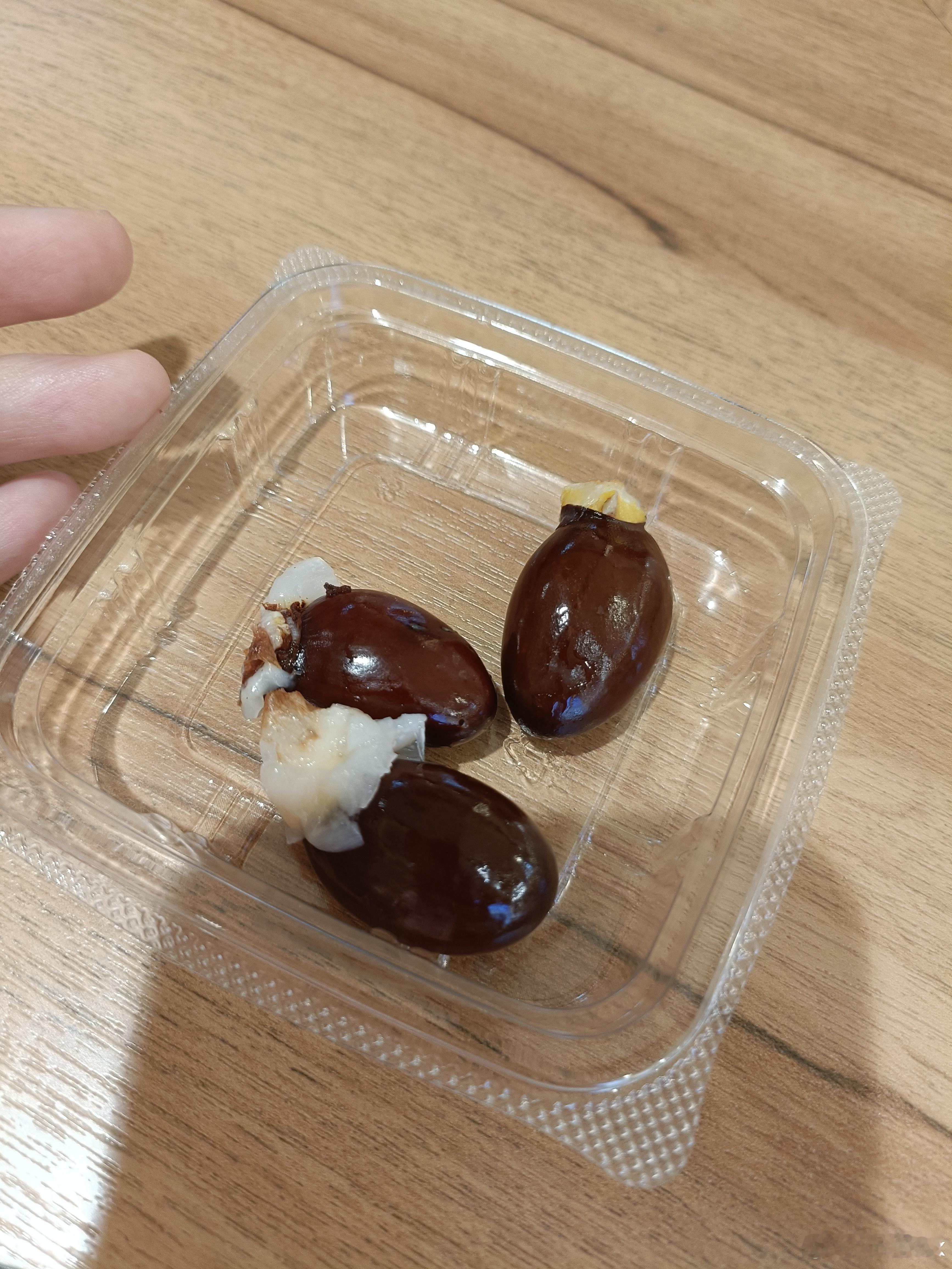 荔枝王拔草了，40一斤看起来挺大，没吃过心想来点尝尝吧，结果80%是核，我天，真
