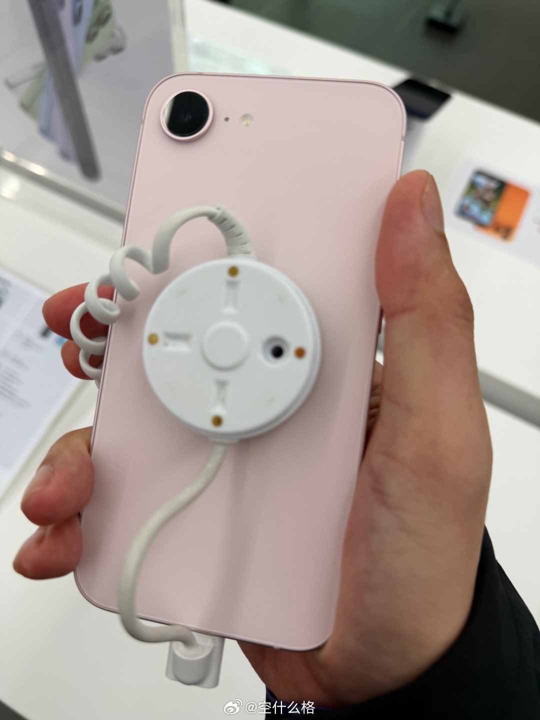 实体店体验了吧 MacBook Neo 跟 iPhone 17e，除去接口性能啥