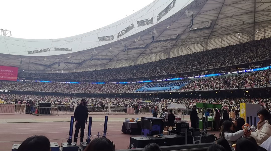 黄子弘凡鸟巢上座率 视觉与情绪双重震撼！黄子弘凡鸟巢演唱会舞台高级大气，满场荧光