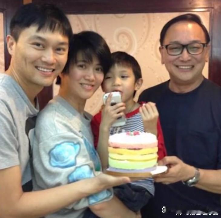 香港明星夫妇张智霖和袁咏仪送儿子到英国读书，在学校旁边看到一套房子不错，就马上买
