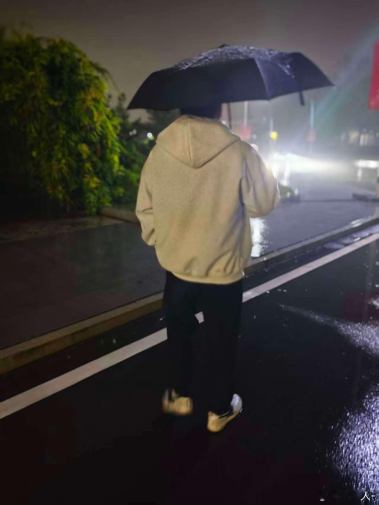 00后已经快奔三了怎么了，我出门都说我三十，而且身上的老人味越来越重，现在出门都