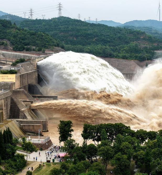 黄河之水天上来，奔流到海不复回。

7 月 2 日

河南小浪底水利枢纽开启排沙