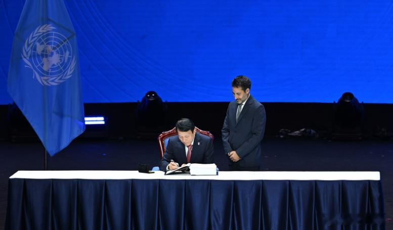 【全球首份网络犯罪公约签署，孙玉良：“世界防火墙”正式搭建】河内的会议中心里，灯