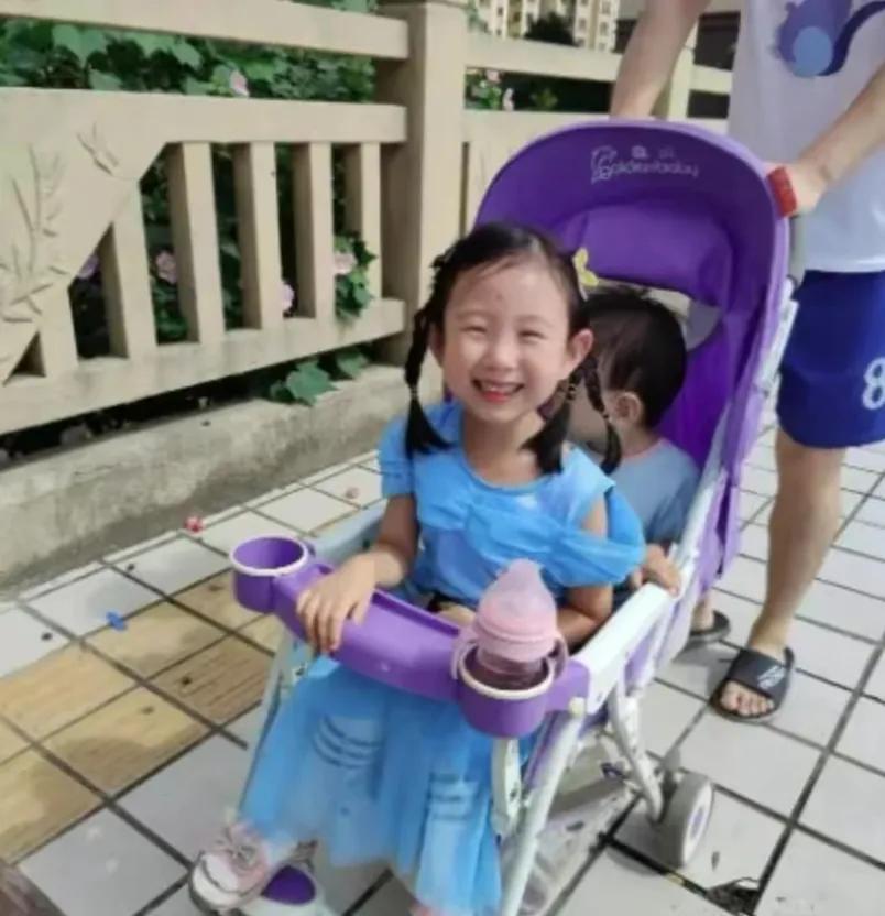 不能怪网友网爆这位父亲！
独自留一个4岁的小女孩儿一个人在海边12分钟？是个正常