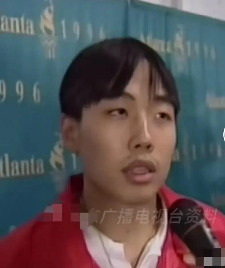 大家给这个发型打多少分？都说女大18变，没想到男的也一样，长大了变化这么大。
估
