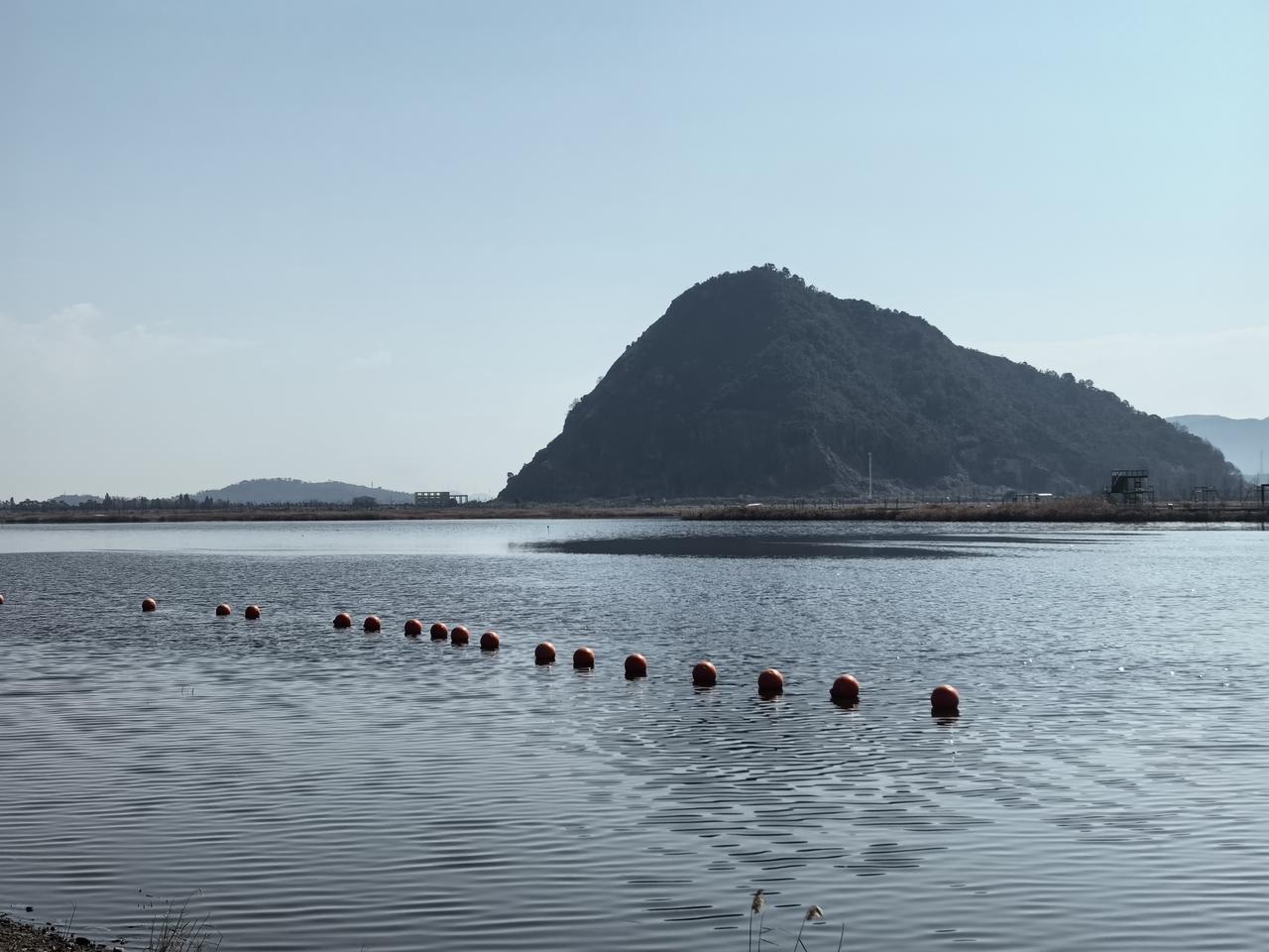 【热评】赔偿须以有过错为前提
 
女子月经突发弄脏火车卧铺床单，被要求赔偿180