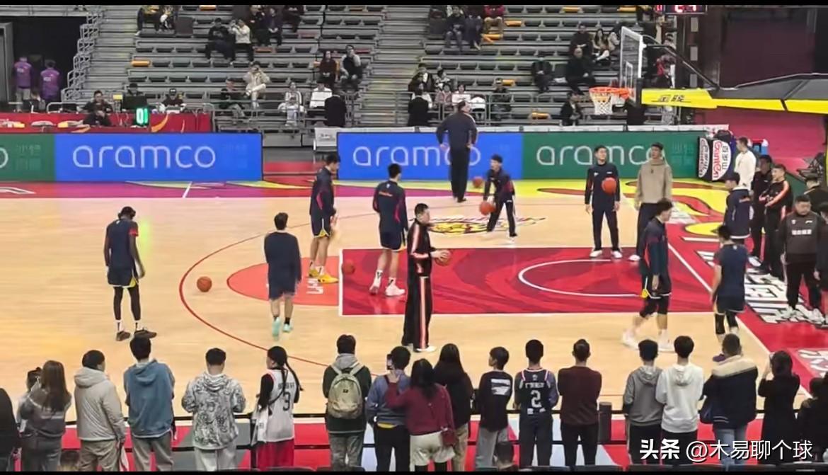 广东男篮主场迎战北京：调整策略誓在复仇！
今晚19:35分，CBA常规赛将迎来一