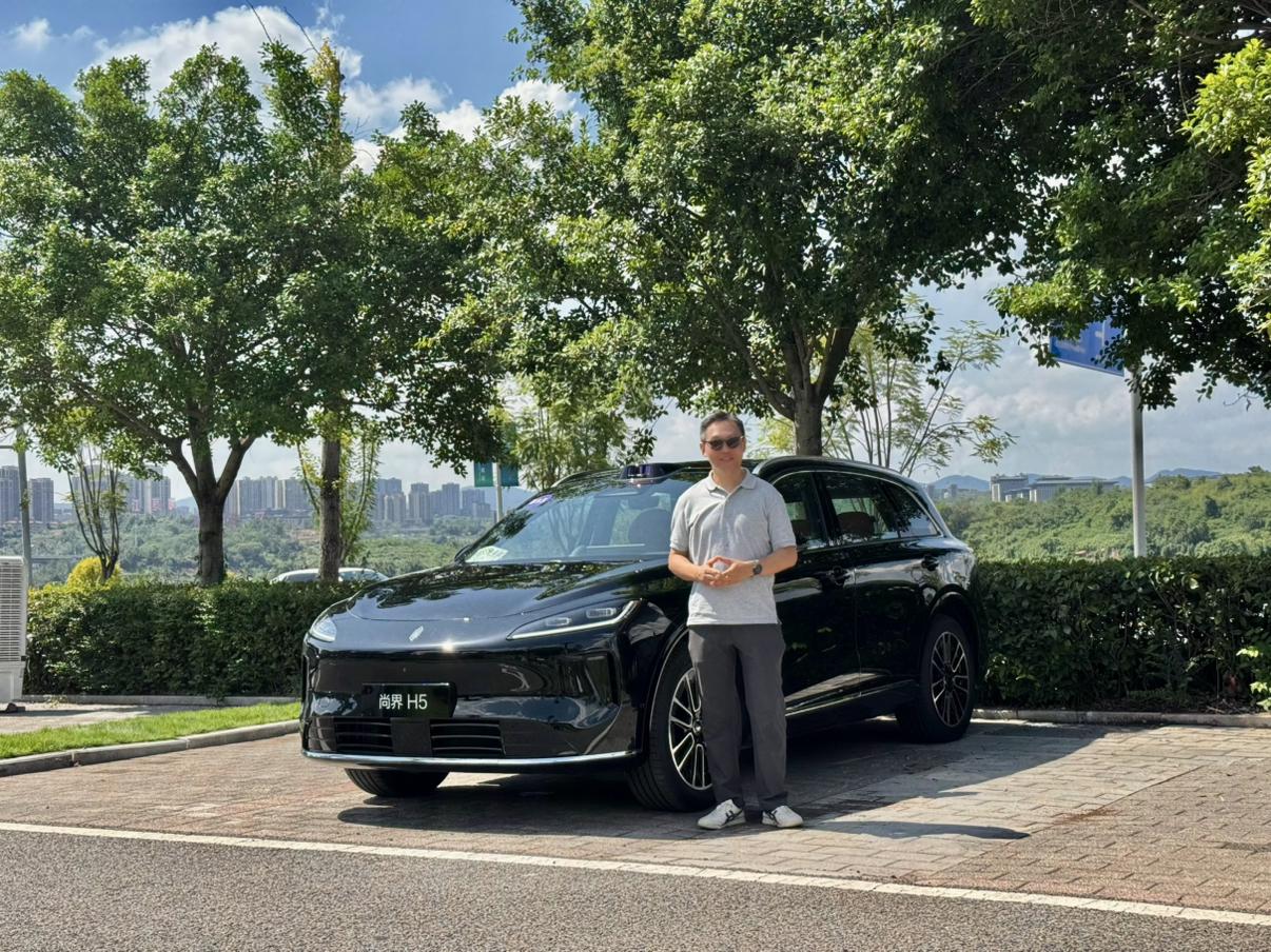 今天在重庆试驾尚界H5，简单聊几句纯主观感受。
- 这车长度4.8米不到，尺寸不