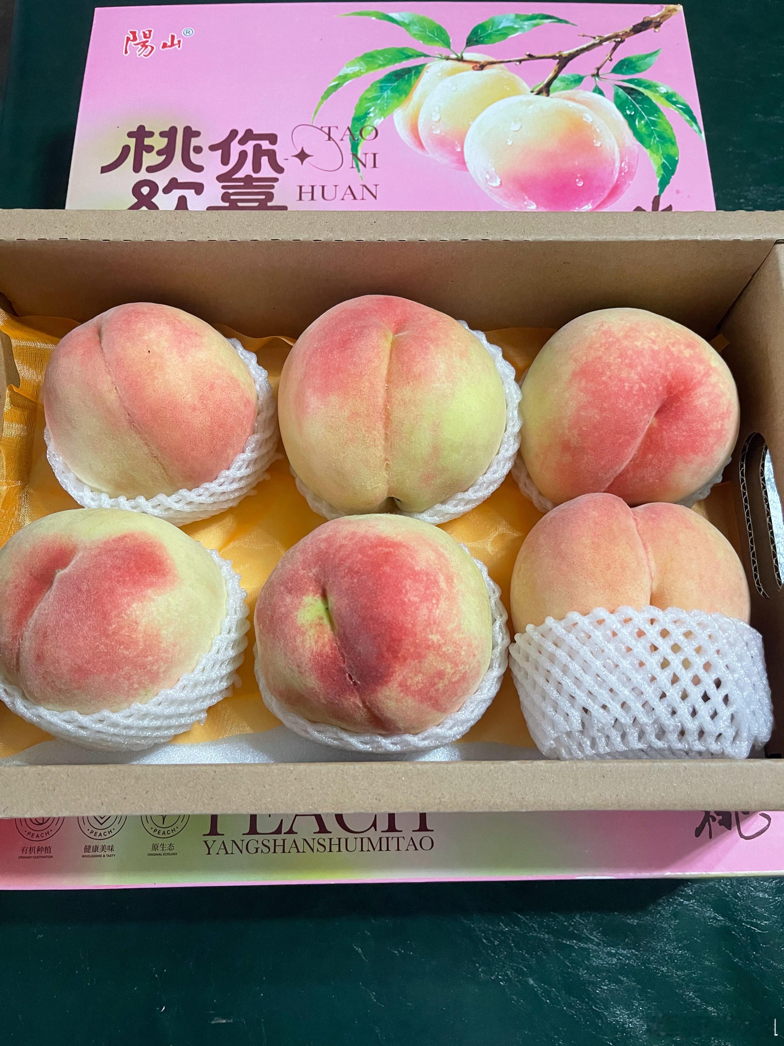 早上同学给了两盒水蜜桃现在正是吃桃子的时候水蜜桃就属无锡最出名个头大长得很端正，