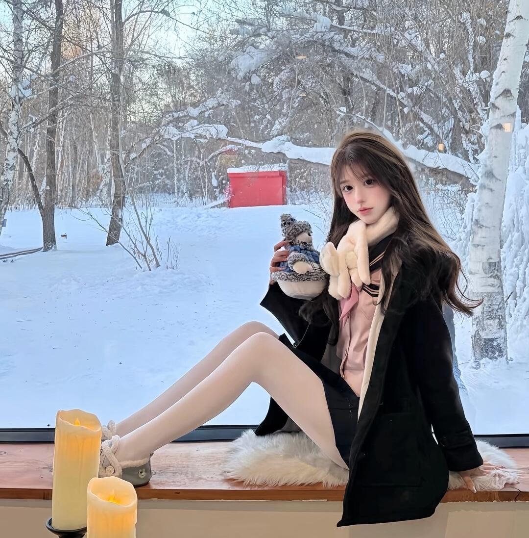 冬天就要结束了，冬日暖阳下，少女与毛绒玩具的温馨时光。毛绒少女自拍 女生如何穿出