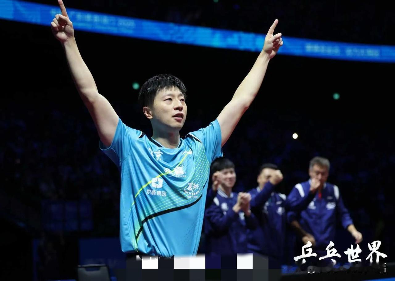 马龙竟然夸了王楚钦。马龙登上了2026年《乒乓世界》1月刊。专访中马龙对王楚钦大