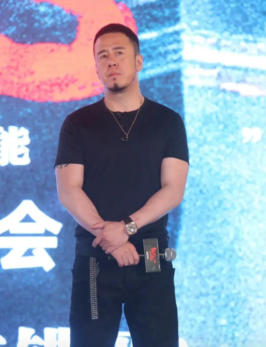 谁回应谁就输了？刀郎新歌《罗刹海市》横空出世，网友对号入座。四个主人公被放火上烤