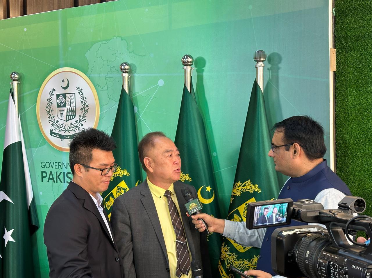 【中巴携手打造《从西安到瓜达尔港》系列纪录片第二季签约仪式举行】10月16日，巴