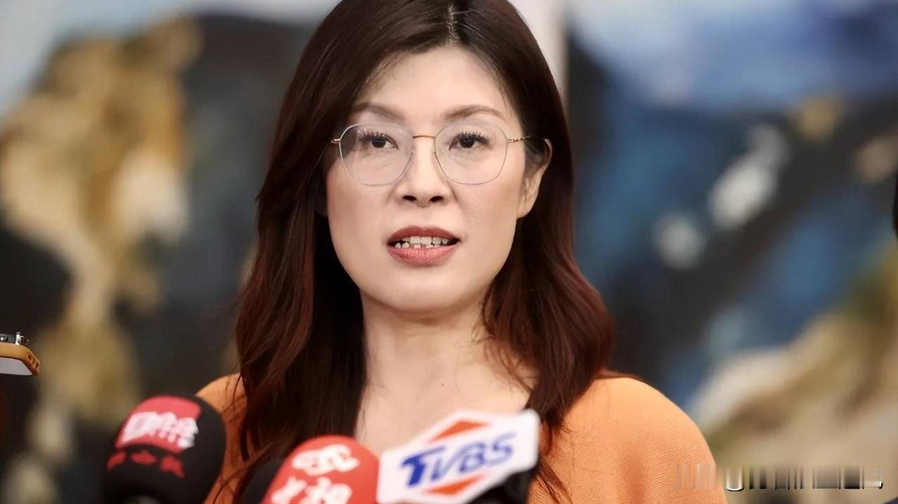 国民党主席郑丽文在中美之间左右逢源，打算在安全上依仗美国，在经济上依赖中国大陆，
