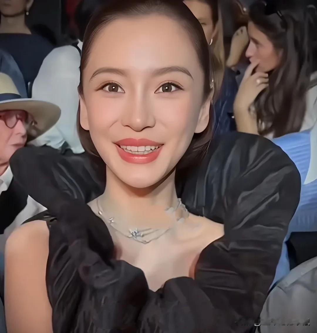 杨颖带娃参加巴黎时装周，近日，杨颖自己带着小海绵现身巴黎时装周，在自拍照中，小海