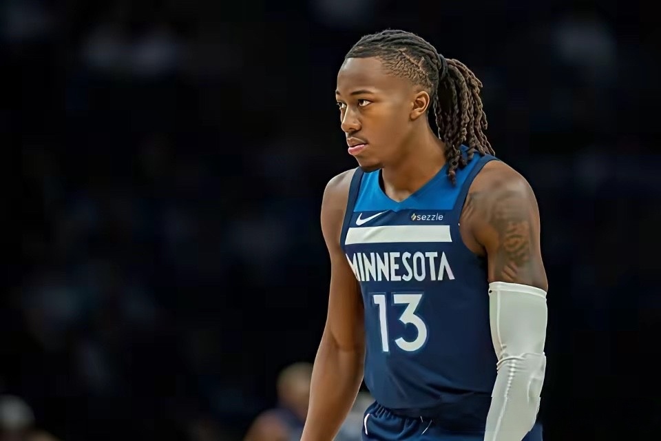 看到多森姆把杰伦·布朗防得26投仅9中，更恨火箭管理层无能。森林狼要的筹码，火箭