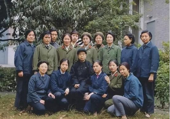 这是一张江青和工作人员的合影，非常罕见！！！

在这张照片中，江青似乎没有什么表