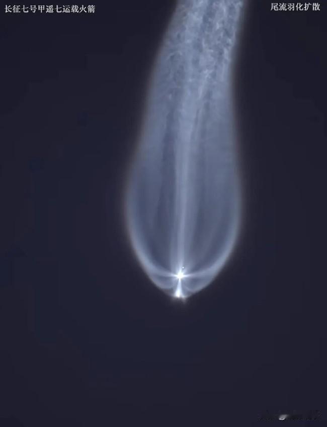 12月31日，长征七号改运载火箭在中国文昌航天发射场点火升空。据网友拍摄的视频显