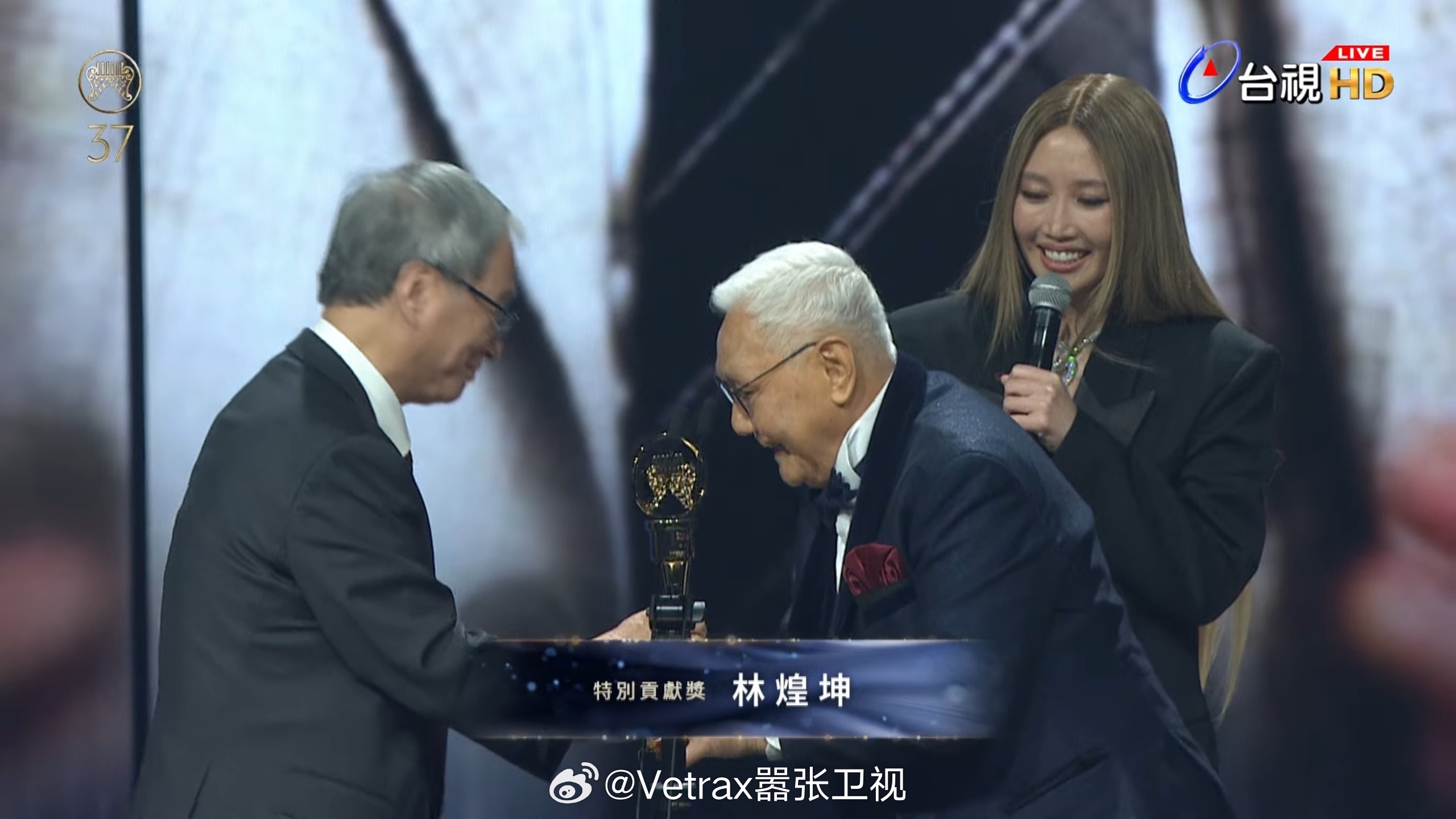 今年金曲奖的特别贡献奖颁给了林煌坤。他的作品包括了《往事只能回味》、《路边的野花