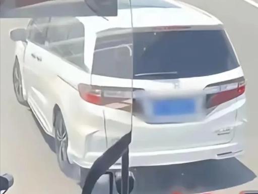 一辆载着几十人的大巴，被小车在跨海大桥上死死纠缠二十多分钟，说白了就是几十条鲜活