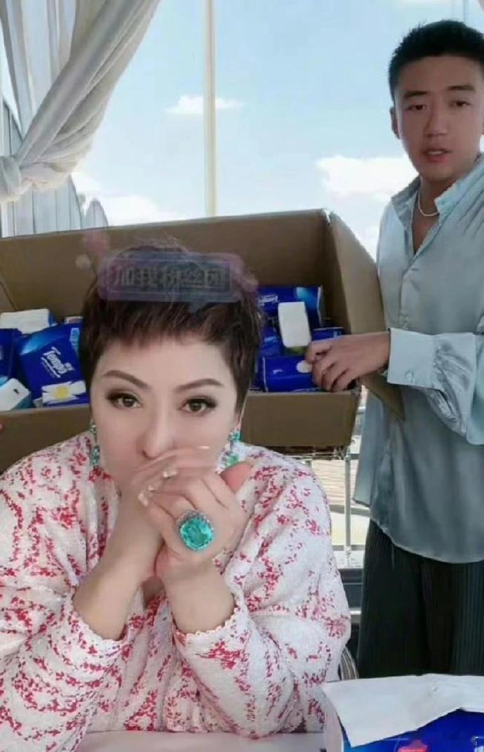 假的都不敢买这么大  真是难为向太戴着辣么大的珠宝卖卫生纸了  