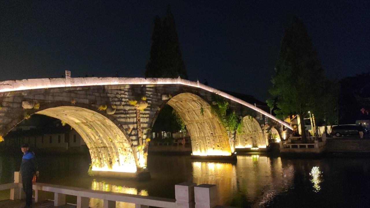 漫步仓城
我老了，每每都会怀旧，
想回到过去年少轻狂的模样

激情没有了源泉，像