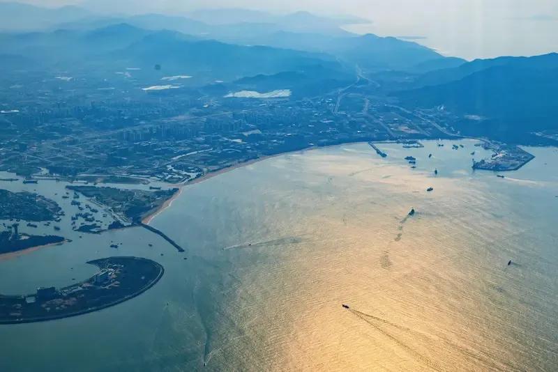 瑞士一直以安全、中立的立场闻名于世，在二战中幸运躲过一劫。可如今世界秩序有了新框