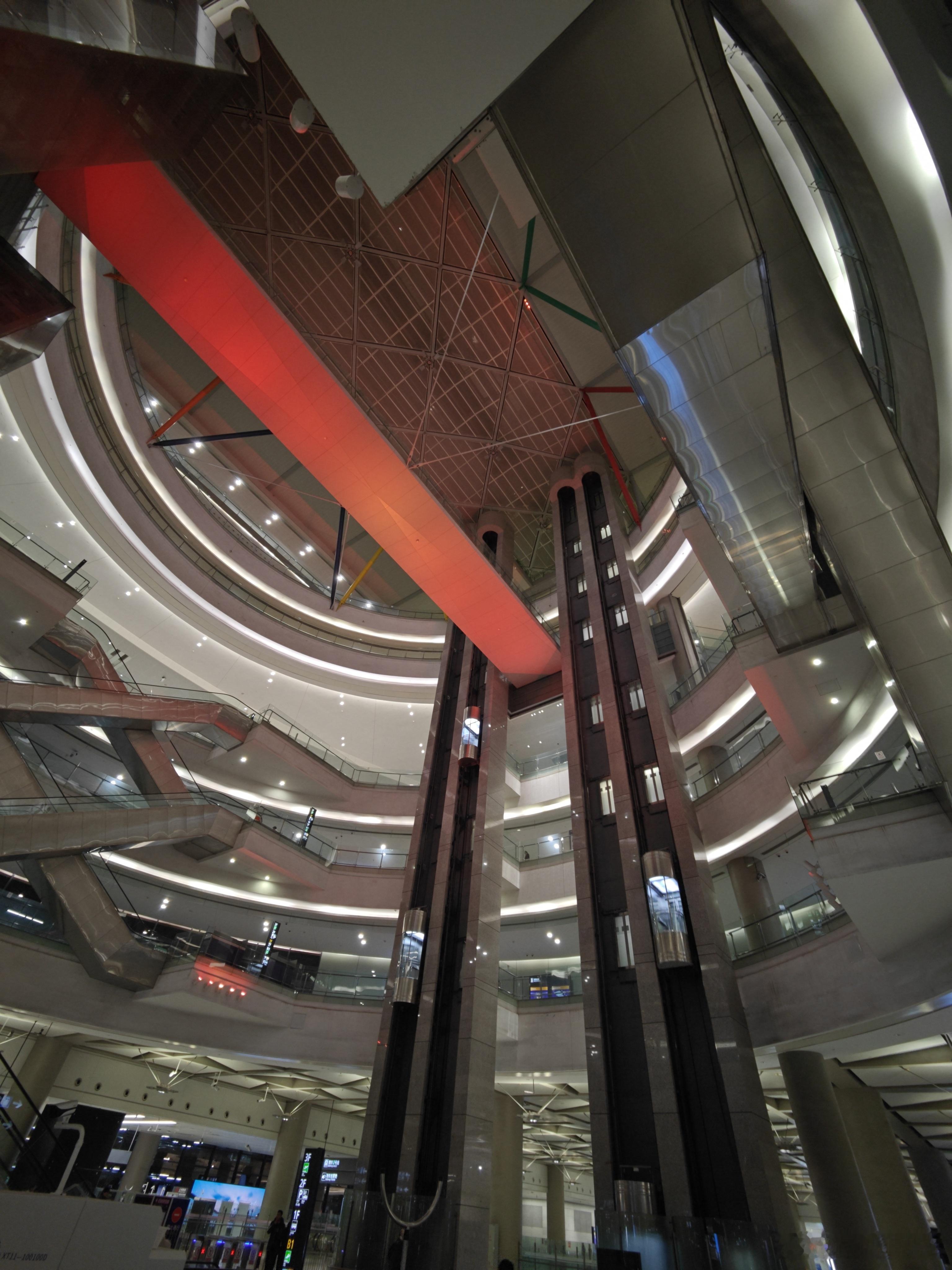 每次到这里，都觉得这个停车场很有赛博味 上海·虹桥机场二号航站楼