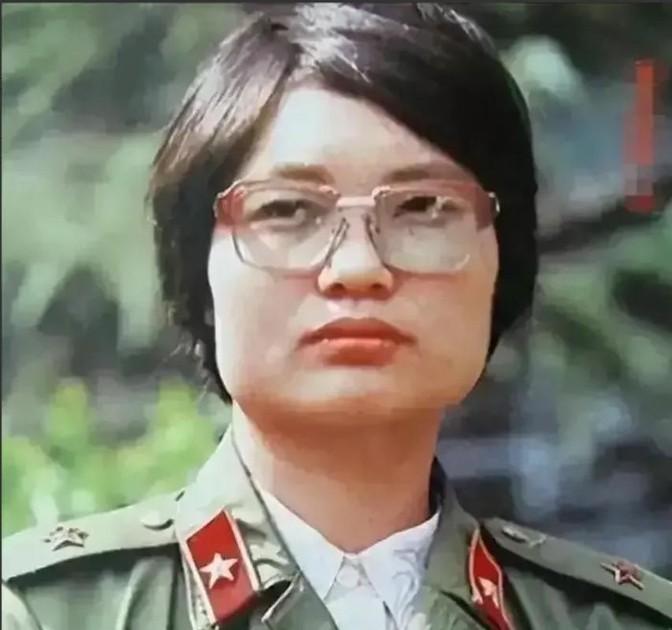 1986年，一个医生刘亚玲被哨兵拦住，要求出示通行证，没想到，她直接掏出一颗手榴