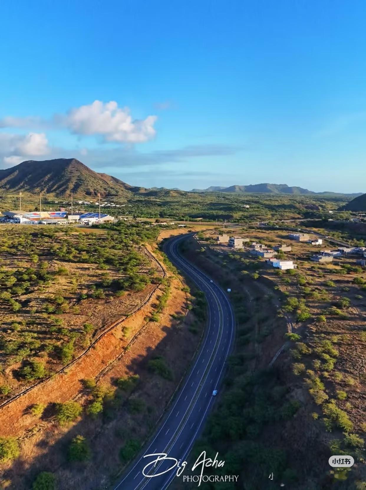 佛得角都有什么啊大西洋上十座火山小岛，果冻蓝海搭配黑火山岩壁。能在盐湖轻松漂浮，