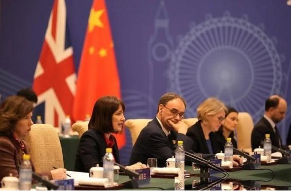 英国首相斯塔默当着全世界的面，曾说了一句大实话：当今世界就三个主角，美国、欧盟、