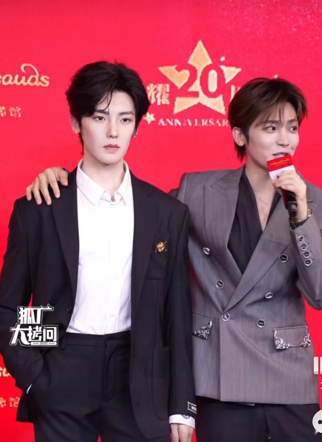 侯明昊出席上海杜莎夫人蜡像馆蜡像揭幕活动，帅气出场