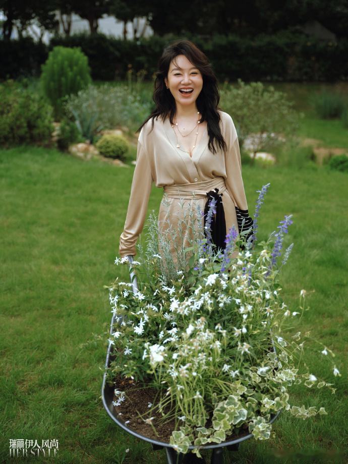 看到了闫妮身上的自由感闫妮田野大片 充满着温柔的自由，真的是仿佛进入到这个初夏的