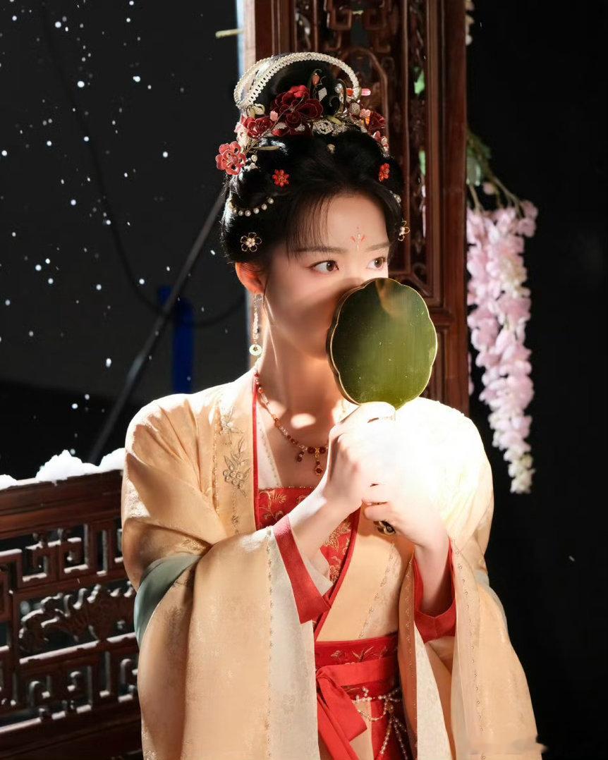 邓恩熙 恰逢春恰逢春光正好，遇见演技亮眼的邓恩熙。她读懂了角色的内核，用自然生动